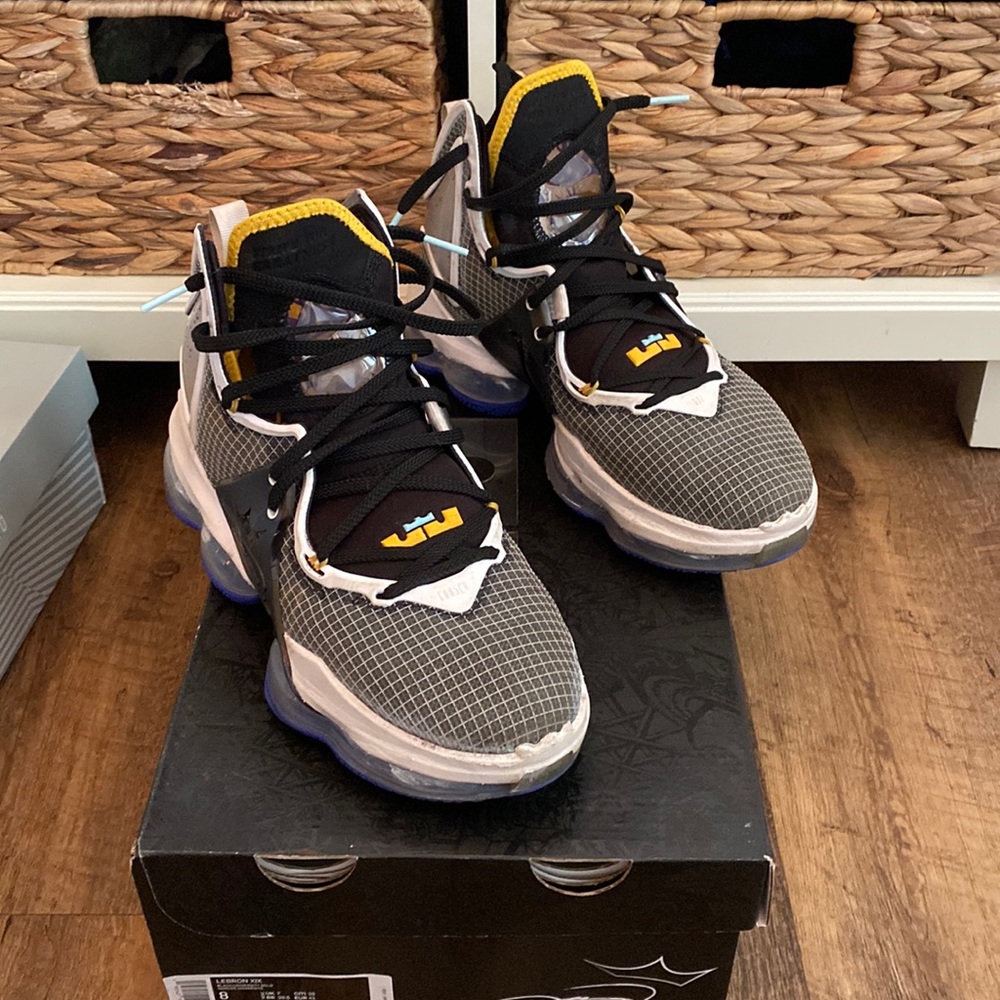 Lebron XIX sneakers